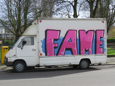 848302 Afbeelding van een bestelbus, geparkeerd op de Händelstraat te Utrecht, met op de laadruimte de graffiti FAME ...